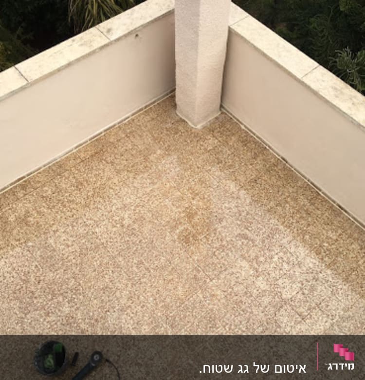 מרפסת עם רצפת אריחים וכלי עבודה לאיטום